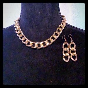 Short gold fashion necklace w/earrings